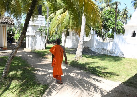 Begleiten Sie den Mönch im nahegelegenem des Bimbarayam Kloster