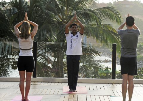 Genießen Sie Yoga im Ayurvie mit Meerblick und einer sanften Brise