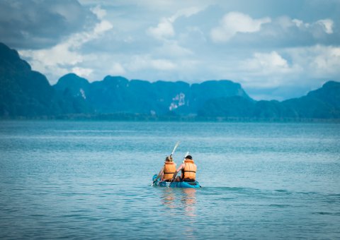 Bei Kayak Touren genießen Sie die atemberaubende Aussicht auf die typischen Felsformationen