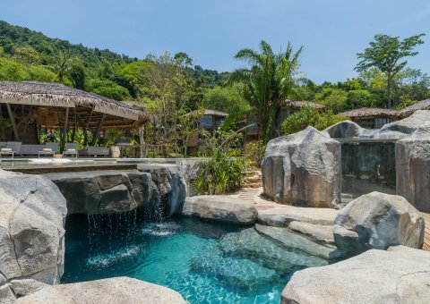 In den TreeHouse Villas können Sie ein Bad in den Pools nehmen und unter einem Wasserfall eintauchen 