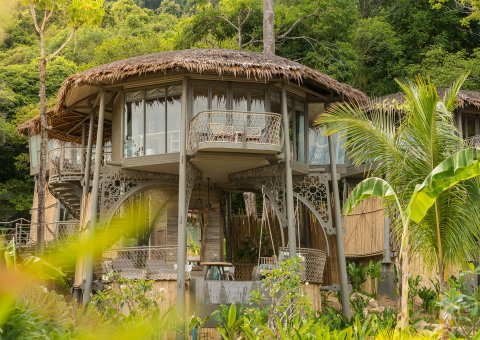 Die Baumhäuser passen sich dem thailändischen Dschungel an und verfügungen über zwei Etagen