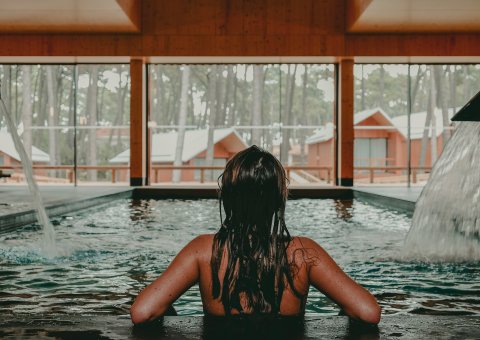 Lassen Sie den Tag révue passieren und entspannen Sie Ihre Muskeln im beheizten Indoor-Pool