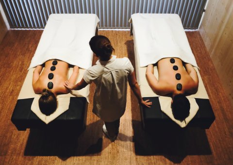 Kommen Sie bei einer Hot-Stone Massage zur Ruhe