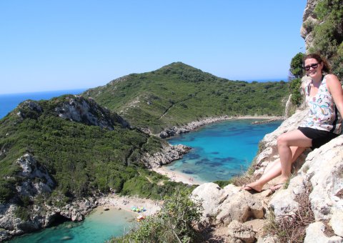 Unternehmen Sie eine Wanderung in das nahegelegene Bergdorf Afionas mit Blick auf die Zwillingsbucht.