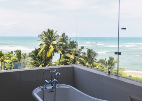 Ayurveda Kur mit Luxus: genießen Sie in Ihrem modernen Bad das Rauschen des Meeres hautnah