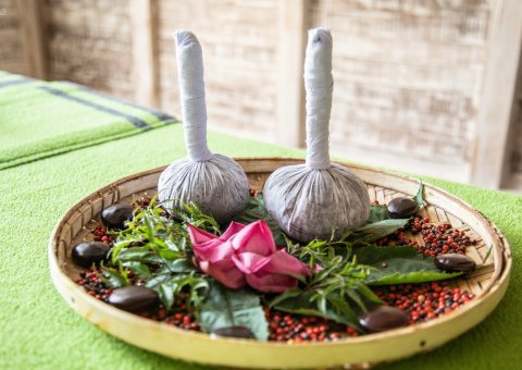 Duftende Reissäckchen und Blumen gehören zu Ayurveda-Behandlungen im Ayurvie