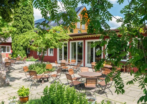 Genießen Sie die Sonne auf der schönen Terrasse im Garten des Hotels