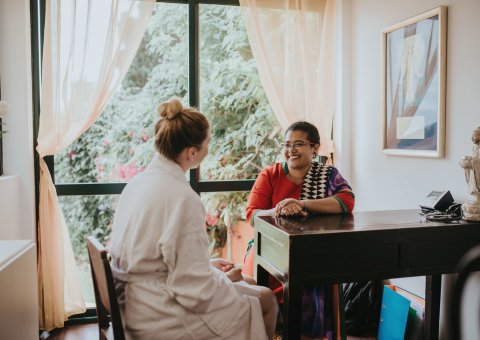 Die Ayurveda-Ärztin gibt Ihnen Hilfestellung, wie Sie die ayurvedische Ernährung in Ihren Alltag integrieren können