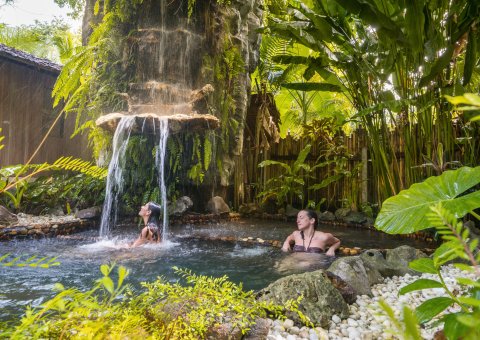 Erfrischung unter dem Wasserfall 