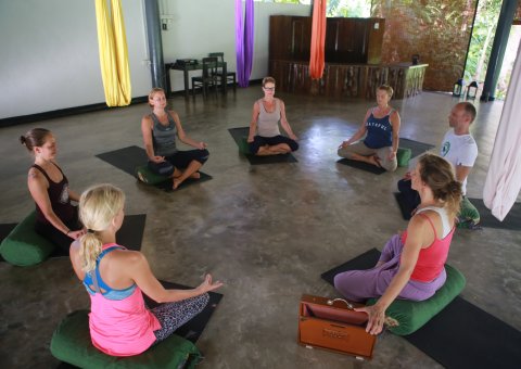 Nach der Yoga-Stunde in sich gehen und zur Ruhe kommen