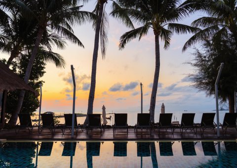 Genießen Sie den Sonnenuntergang von Koh Samui aus dem Pool des Samahita Retreats
