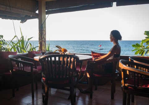 Genießen Sie den Blick auf das Meer vom Restaurant aus des Mandals auf Bali 