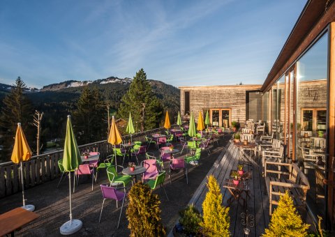 Von der Terrasse des Bio-Berghotels Ifenblick haben Sie eine wunderschöne Aussicht auf die Berge des Allgäus