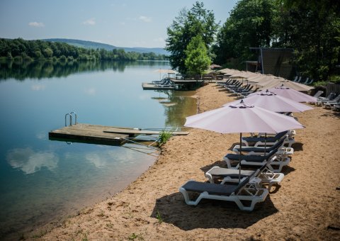 Ein Sandstrand am Ufer des Sees lädt zum schwimmen gehen ein