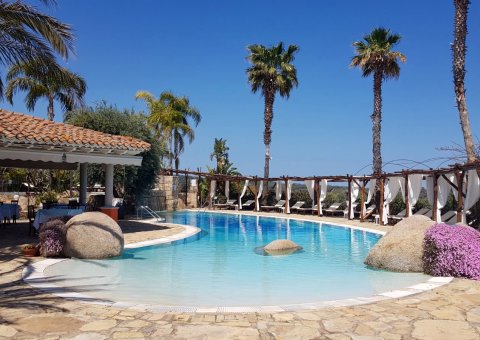 Die Anlage des Hotel Galanias bietet zahlreiche Sitzgelegenheiten, die angenehmen Schatten spenden.