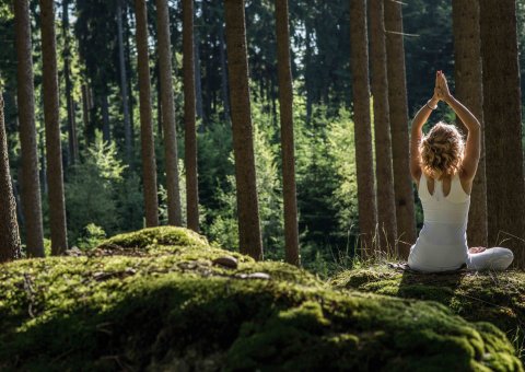Erleben Sie die erfrischende Wirkung des Yoga bei Ihrem Aufenthalt im Svata Katerina Resort 