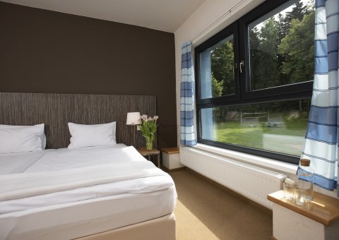 Helle, moderne Zimmer empfangen Sie mit direktem Blick  in den idyllischen Garten des Svata Katerina