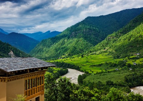 Vom Punakha Uma Resort die eindrucksvolle Landschaft Bhutans genießen