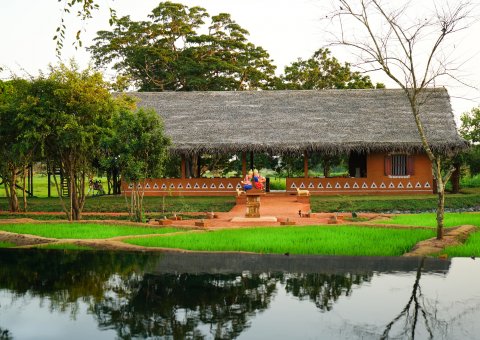 Die Yogahalle in traditioneller Lehmbauweise Sri Lankas