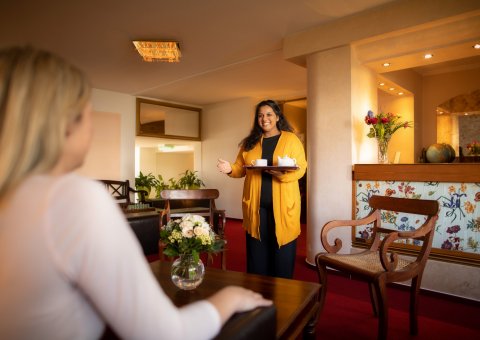 Das Sathya Ayurveda Hotel begrüßt seine Gäste beim Check-in mit frischem Tee