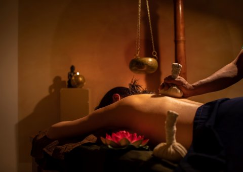 Die wohltuenden Massagen mit Kräuterstempel erfahren Sie während Ihres Aufenthaltes im Sathya Ayurveda Hotel