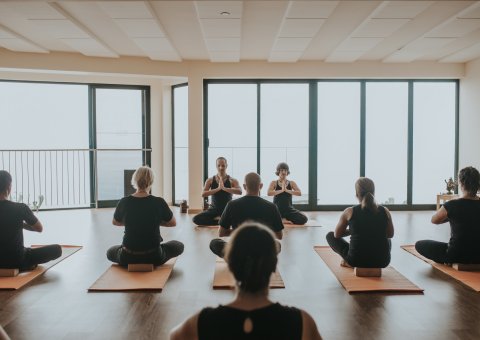 Gemeinsam in kleiner Gruppe Yoga üben und entspannen