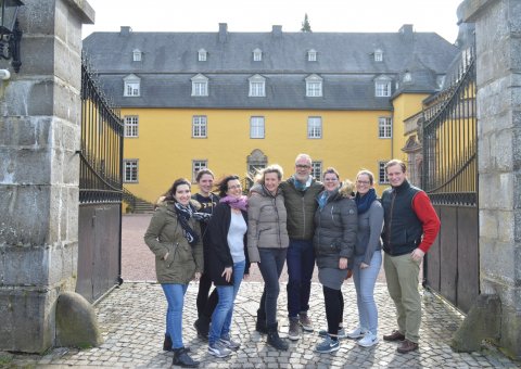Das NEUE WEGE Team vor dem ehemaligen Waaserschloss Shloss Melschede