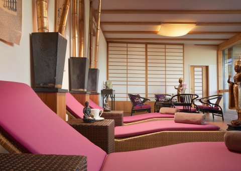 Entspannen Sie in den komfortablen Liegen des Spa Bereiches