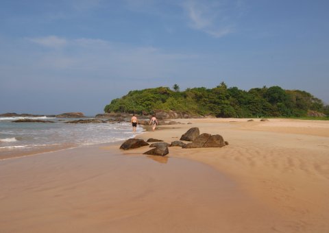 Am Strand spazieren gehen