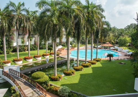 Ausblick auf den Hotelgarten und Pool