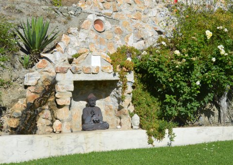 Auch Buddha kann sich gut entspannen im Garten!