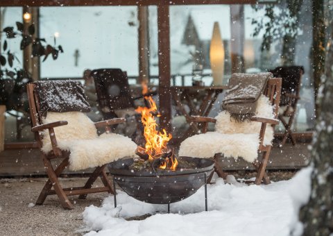 Entspannen Sie am Lagerfeuer auf der Terrasse