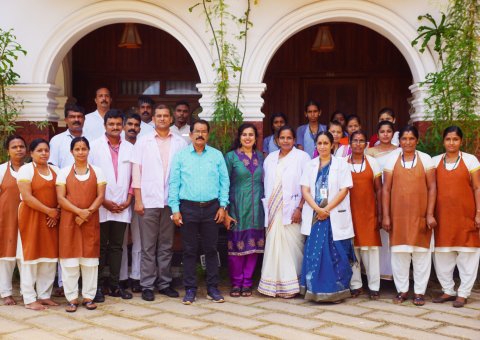 Das Team des AyurSoma Ayurveda Royal Retreats freut sich auf Sie