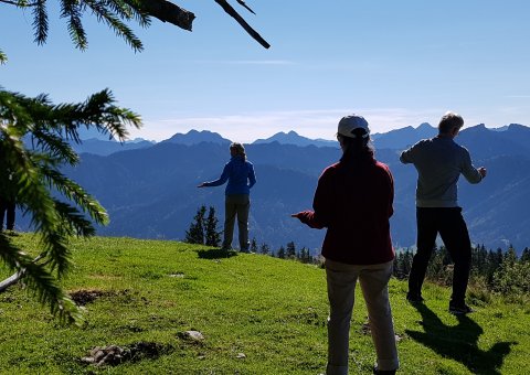 Hoch oben auf dem Berg Qi Gong üben