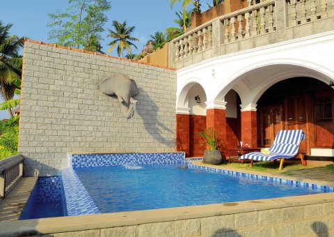 Die Pool Villa des AyurSoma Ayurveda Royal Retreats mit eigenem Pool
