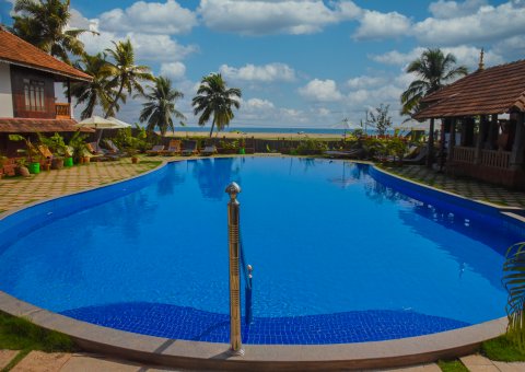 Vom Pool aus den Blick auf das Meer genießen