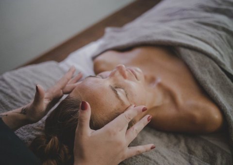 Beruhigende Kopfmassage im Spa-Bereich des Hotels