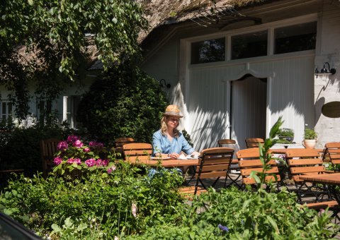 Nach dem Yoga gemütlich ein Buch auf der Terrasse lesen