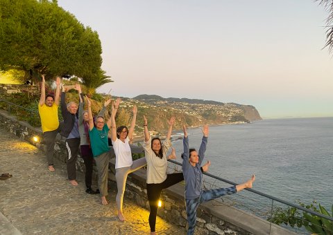 Yogis in freier Natur vor den Klippen Madeiras