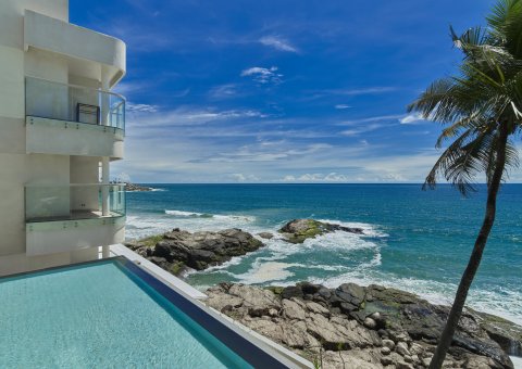 Blick von der Lobby auf das blaue Meer