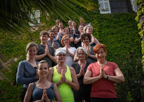 Olga Ens und ihre Teilnehmer auf Mallorca vor der Yoga Finca