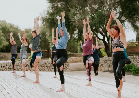 Eine Yogagruppe genießt die Yogaplattform der Yoga Finca Son Mola Vell.