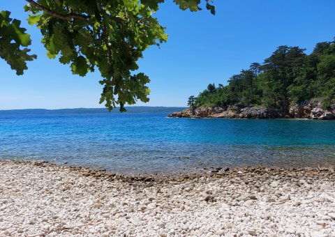 Ein erfrischendes Bad im Meer zwischen den Yoga-Stunden