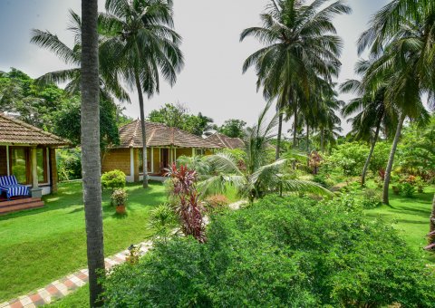 Strahlend blauer Himmel über der Anlage des Meiveda 