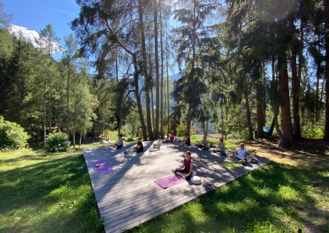 Durchatmen beim Üben auf der Yogaplattform im Wald