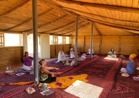 Beim Yoga in der Wüste sich selbst neu entdecken