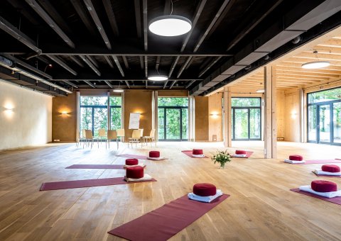 Im großzügigen Seminarraum können Sie sich ganz dem Yoga widmen