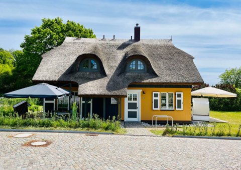 Die schönen Reetdachhäuser im Resort