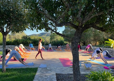 Üben Sie Yoga in der Sonne Mallorcas