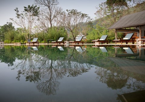 Inmitten des Gartens ein Bad im Pool genießen